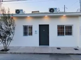 Moderna Casa Blanca de 3 Dormitorios, Recién Remodelada, Climatizada y Patío