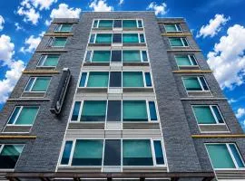 Umbrella Hotel Bronx