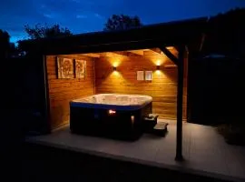 Woning met voorverwarmde, overdekte jacuzzi in de tuin