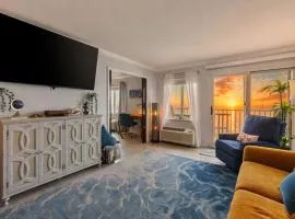 Oceanfront Beach Condo, Pool, Gym, Fishing Surfing