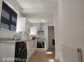 Modern 3 Bed Home Near Dudley Zoo & Museum