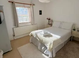 Peaceful Spacious Double Room in Warm Friendly Home