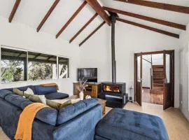 Fermoy Lodge - Wine Country Haven with Vineyard Vista