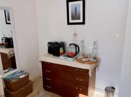 Peaceful Spacious Double Room in Warm Friendly Home