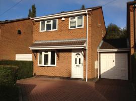 Cosy 3 bed detached house Birmingham, hotel near Castle Bromwich Gardens, Birmingham