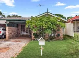 StayAU Cozy 3BR Suburban Retreat in Ingleburn