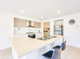 StayAU 4BR Tranquil Family Escape House Point Cook