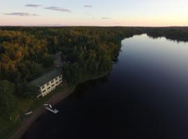 Hanging Horn Lakeside Resort, מלון חוף בMoose Lake