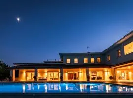 Epavli Papadopoulou - Luxurious Mansion Villa