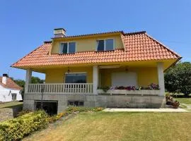 Casa chalet con jardín, a 5 min de Playa América