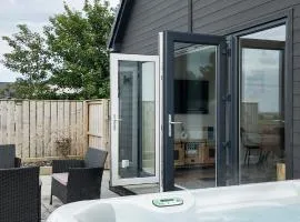 Fir Tree Lodge - Luxurious Lodge with Hot Tub on the NC500 - Thrumster Lodges