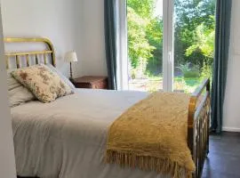 Warm, charming vintage-style room by MarieM