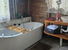 Romantic Getaway Luxury Cabin with Whirlpool