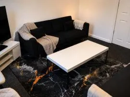 Group Stay -Sleeps 7- Near Parkgate & M1