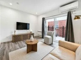 Cozy Green Accented 2BR Downtown