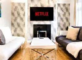 Modern Doncaster Stay- Sleeps 8- Near Wildlife Park & Shopping