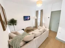 Modern central Dartford 4-Bed House with Parking