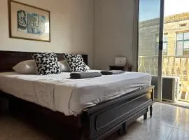 Spacious Private Room - Shared Bathroom