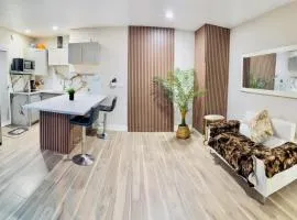 Private Guest House Wi-Fi Private Patio Assigned Parking Near the Strip & Convention Center