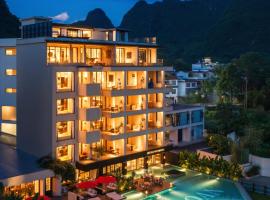 The Deer Haven Yangshuo - A Luxury Heritage & Modern Karst Mountain Retreat by Yulong River -Private Bathtub & Deer Interaction Experience & Rooftop Terrace - Free Pick-up from Airport or TS for 3 Nights, ξενοδοχείο σε Yangshuo