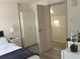 Private Studio 4 Min Walk to Station