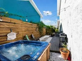 Beach getaway 12min Hot tub Fenced patio & Games