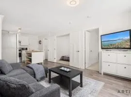 Modern 2BR Suite Near Lonsdale and Mountains