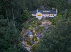 Luxe 3BR Coastal Retreat - Views, Hot Tub and BBQ