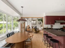 Scenic 4BR West Van Retreat - Walk to the Beaches