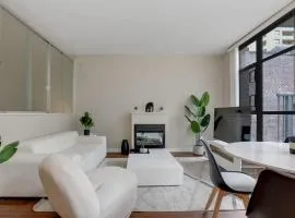 Downtown Van 1BR Stay - Balcony and Workspace