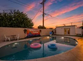 Scottsdale 4 Bedroom Vacation Home with Pool, Hot Tub, and Mini Golf Near Old Town and Dining! Great for Families! Near Airport!