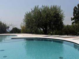 Etnèra Hotel، فندق في Ragalna