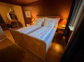 Rom i koselig, gammelt hus sentralt i Tromsø