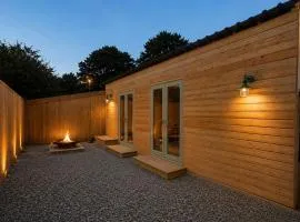 Luxury Larch Cabin with air con firepit BBQ