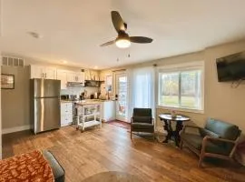Charming 1 bedbath Suite in waterfront Cottage