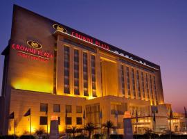 Crowne Plaza New Delhi Okhla by IHG, отель в Нью-Дели