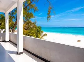 Oceanfront 2BR Ensuite Apartment with Balcony