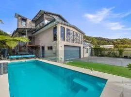 Waterfront Games House - Pool and Bay Views