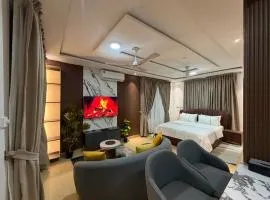 Mojo Apartments I, Tema Com 26