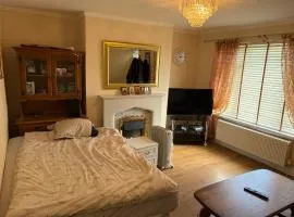 Spacious comfy budget room Near City Centre