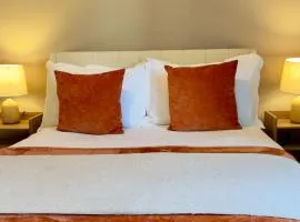 St Julian House- Town Centre- Castle Park- Hot Tub