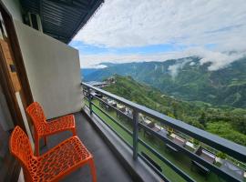 Mussoorie में, होटल Living On The Edge Mussoorie A Luxury Stay with Rooftop Cafe