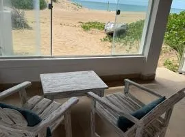 Casa em Galinhos pé na areia com AC