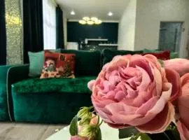 LUX Large Green Apartment
