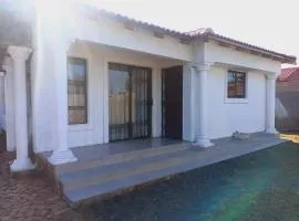 Lifeshed - 2-bedroom Family Guesthouse