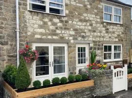 Cheerful 2 Bed Cottage with indoor fireplace