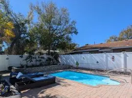 Private Heated Pool Casita Near Downtown and Beaches in Pinecraft