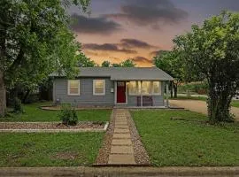 Charming Bungalow - Walk to Georgetown Square