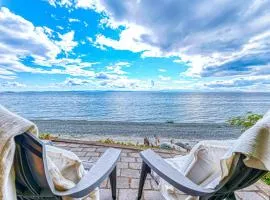 Oceanfront Studio w/ world class views & patio