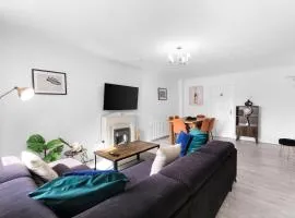 Spacious 8-Bedroom Detached House in Cheshunt -Sleeps Groups & Families
